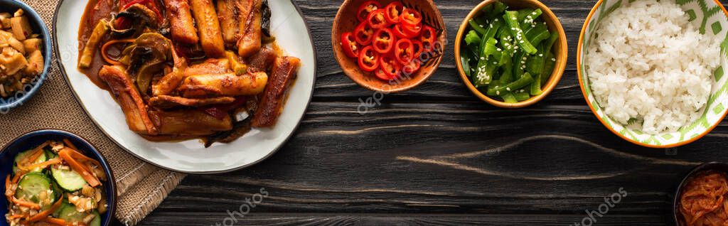 Horizontal image of korean traditional and spicy dishes near chopsticks and cotton napkin on wooden surface — Stock Image Horizontal Image Korean Traditional Spicy Dishes Chopsticks Cotton Napkin Wooden Stock Picture