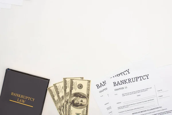 Вид Зверху Папери Про Банкрутство Юридична Книга Гроші Білому Тлі — стокове фото