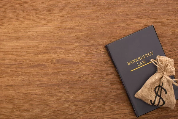 Κορυφαία Άποψη Του Βιβλίου Νόμου Πτώχευσης Τσάντα Χρήματα Ξύλινο Φόντο — Φωτογραφία Αρχείου