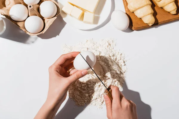 Bijgesneden Weergave Van Vrouw Maken Deeg Voor Croissants Witte Achtergrond — Stockfoto
