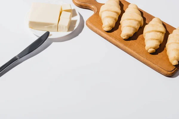 Čerstvé Syrové Croissanty Dřevěné Řezné Desce Poblíž Másla Talíři Nožem — Stock fotografie