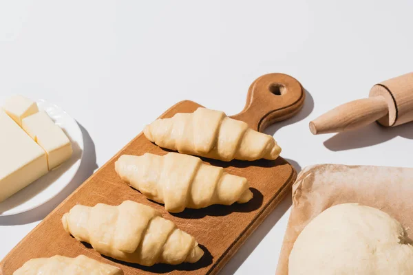 Čerstvé Croissanty Dřevěné Řezací Desce Blízkosti Syrového Těsta Váleček Máslo — Stock fotografie