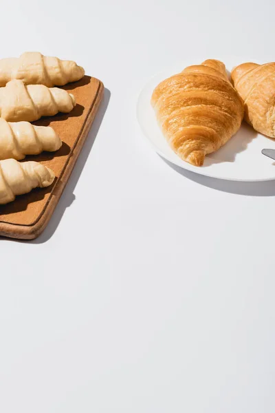 Frisch Gebackene Und Rohe Croissants Auf Weißem Hintergrund — Stockfoto