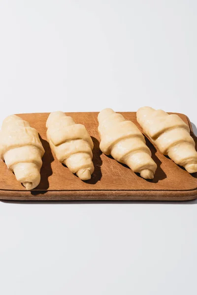 Rauwe Verse Croissants Houten Snijplank Witte Ondergrond — Stockfoto