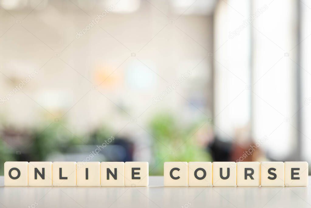 white blocks with online course lettering on white desk