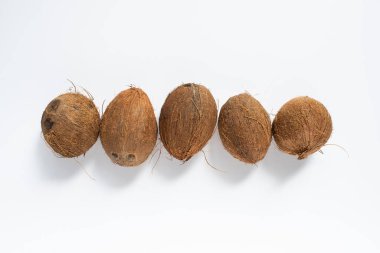Beyaz arka planda taze hindistan cevizlerinin üst görüntüsü