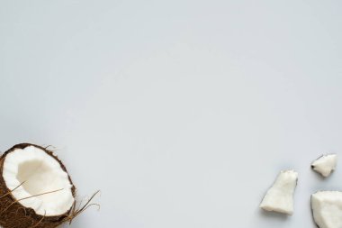 Lezzetli hindistan cevizi yarısının üst görüntüsü ve beyaz arka planda kırılmış parçalar.