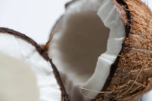 Nahaufnahme Von Leckeren Kokosnusshälften Auf Weißem Hintergrund — Stockfoto