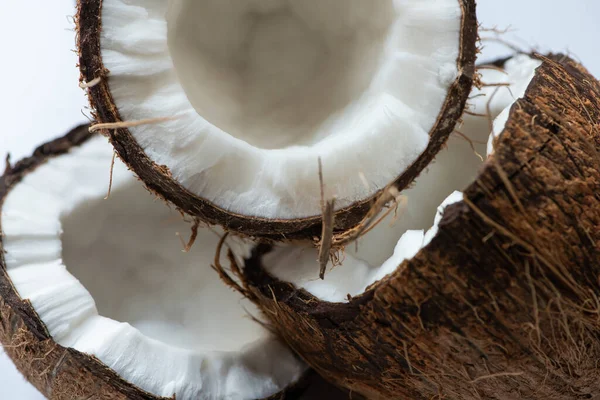 Close Zicht Lekkere Kokoshelften Witte Achtergrond — Stockfoto