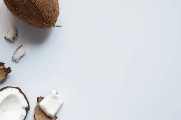 Vrchní Pohled Čerstvé Chutné Celé Popraskané Kokosové Ořechy Bílém Pozadí — Stock fotografie