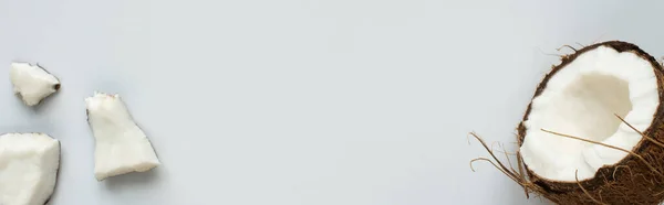 Вид Сверху Свежий Вкусный Кокосовый Пол Треснувшие Куски Белом Фоне — стоковое фото