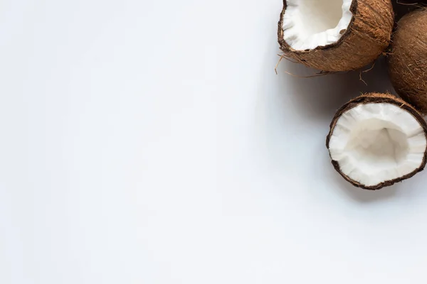 白色背景的新鲜美味椰子一半的顶部视图 — 图库照片