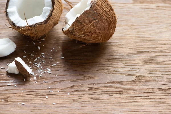 Frische Leckere Ganze Und Geknackte Kokosnüsse Und Flocken Auf Holztisch — Stockfoto