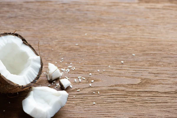 Verse Lekkere Kokosnoot Half Bij Vlokken Houten Tafel — Stockfoto