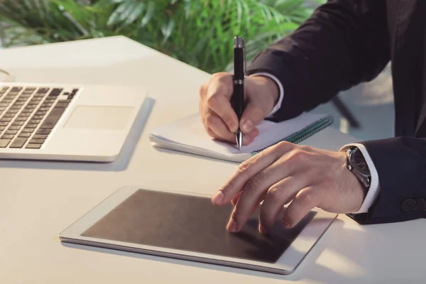 Geschäftsmann mit digitalem Tablet — Stockfoto