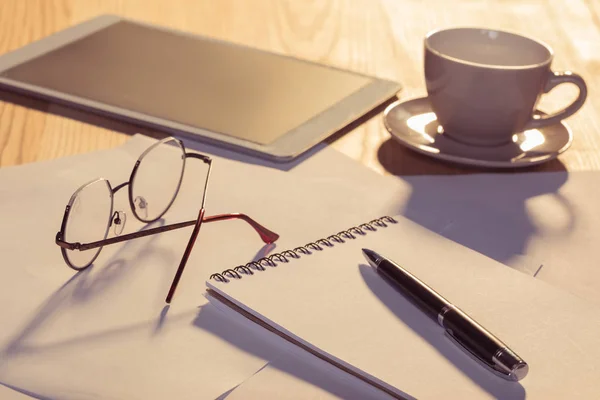 Lunettes de vue et tablette numérique sur table — Photo de stock