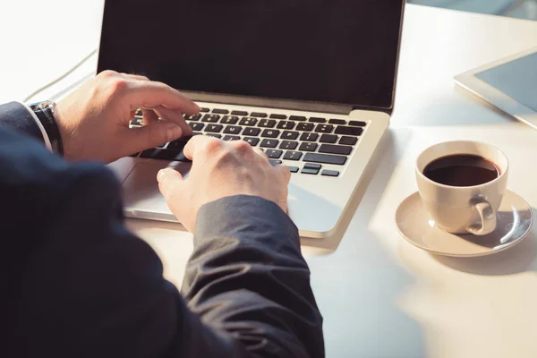 Homem de negócios usando laptop — Fotografia de Stock