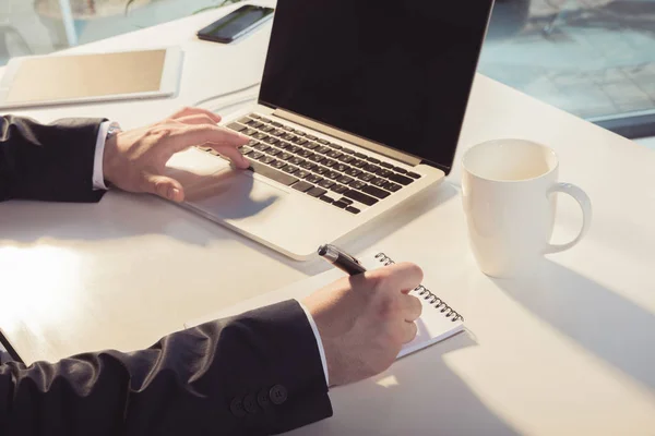 Homem de negócios usando laptop — Fotografia de Stock