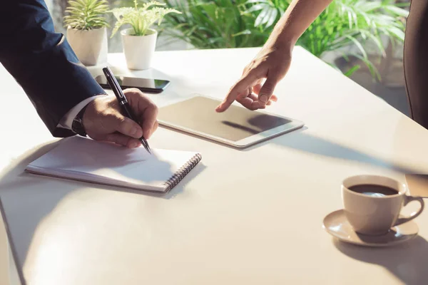 Chers collègues utilisant une tablette numérique — Photo de stock