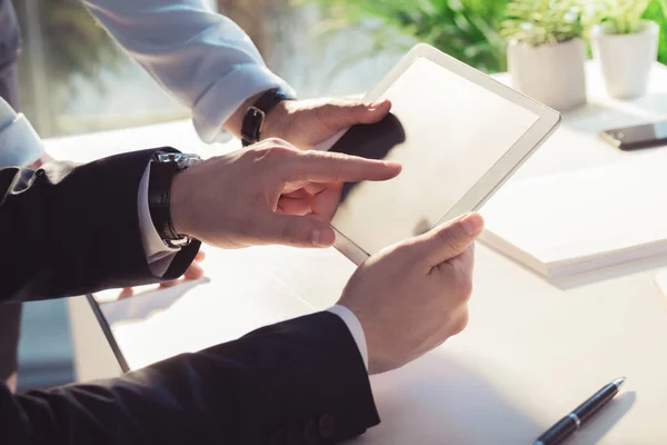 Colleagues using digital tablet 3 — Stock Photo