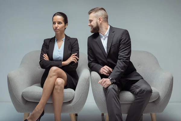 Les gens d'affaires assis sur des chaises — Photo de stock