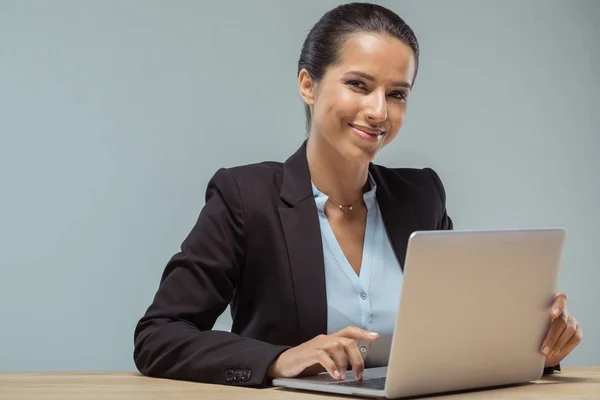 Mujer de negocios escribiendo en el ordenador portátil - foto de stock