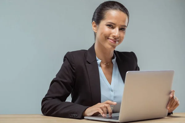 Donna d'affari digitando sul computer portatile — Foto stock