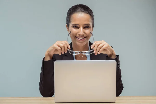 Businesswoman working on laptop — Stock Photo