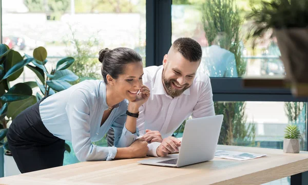 Mitarbeiter arbeiten gemeinsam an Projekt — Stockfoto