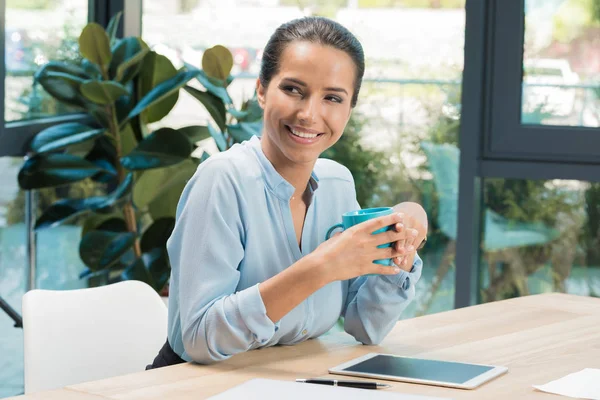 Geschäftsfrau sitzt am Arbeitsplatz — Stockfoto