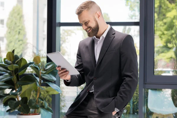 Geschäftsmann mit Tablet — Stockfoto