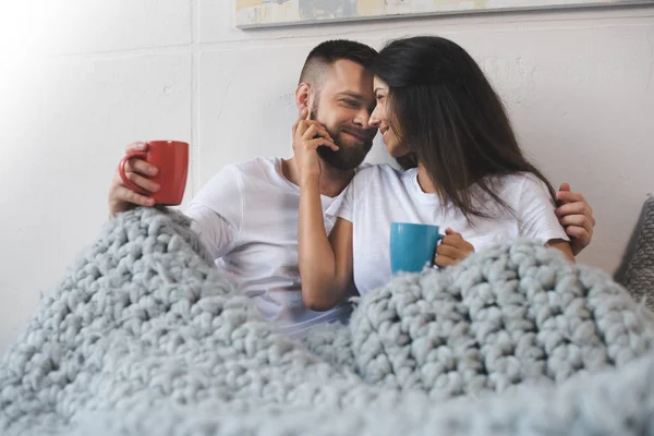 Couple boire du café au lit — Photo de stock