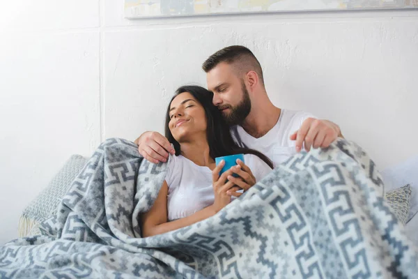 Coppia bere caffè a letto — Foto stock