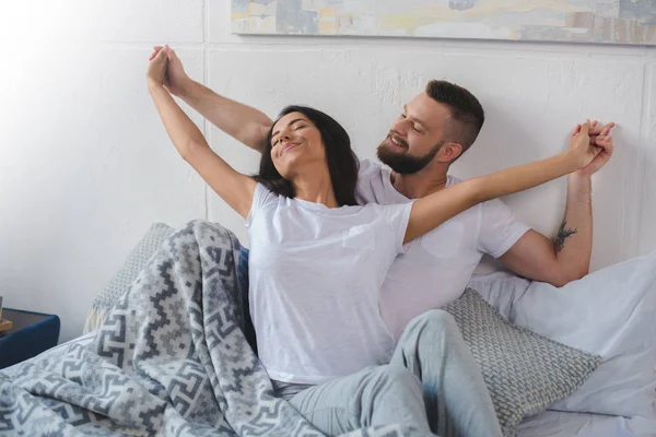 Pareja cogida de la mano - foto de stock