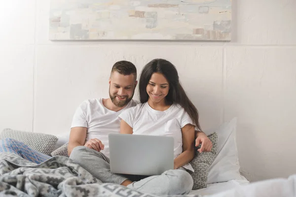 Casal usando laptop — Fotografia de Stock