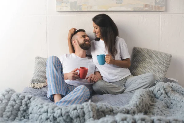 Пара п'є каву в ліжку — стокове фото