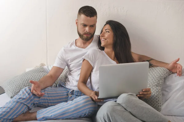 Pareja usando portátil - foto de stock