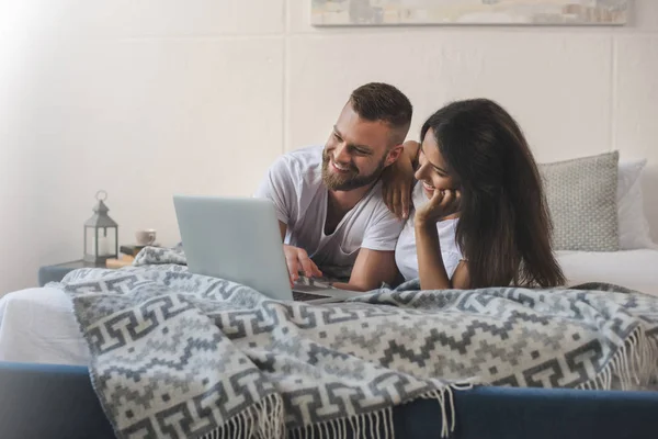 Couple using laptop — Stock Photo