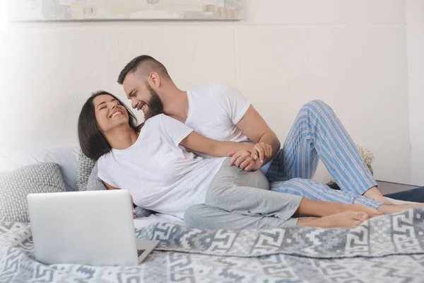 Pareja usando portátil - foto de stock