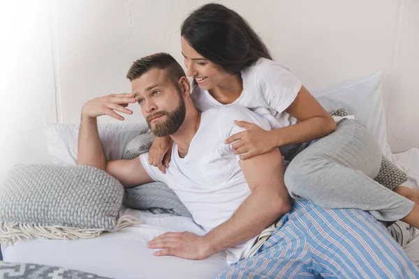 Tierna pareja joven - foto de stock