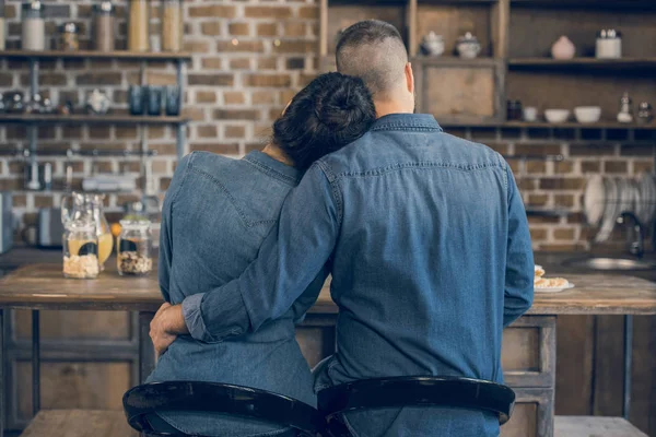 Pareja joven desayunando - foto de stock