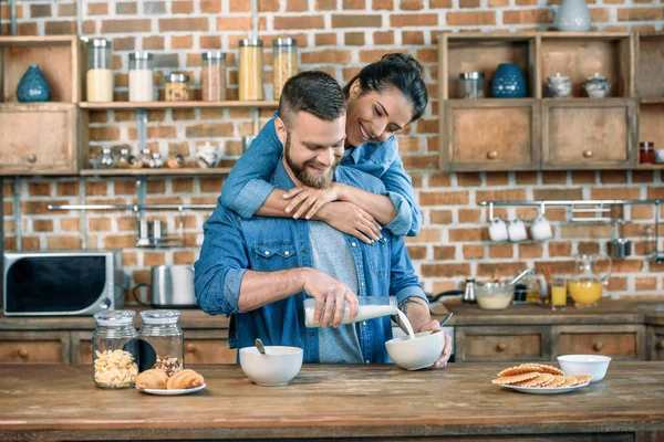 Junges Paar frühstückt — Stockfoto