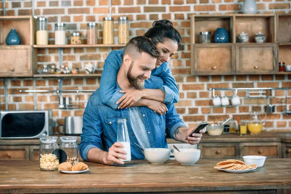 Junges Paar frühstückt — Stockfoto