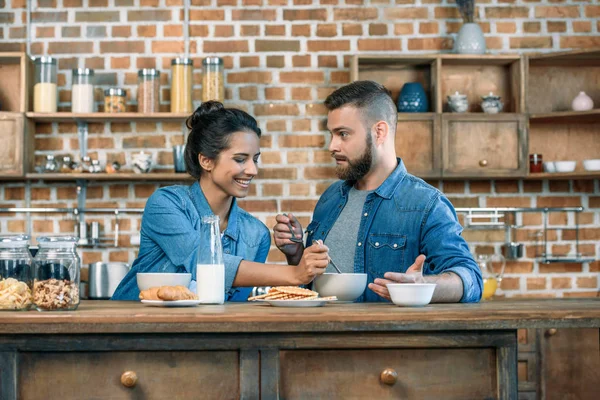 Junges Paar frühstückt — Stockfoto