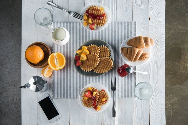 Petit déjeuner savoureux frais avec gaufres — Photo de stock