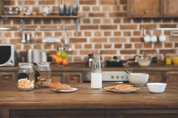 Café da manhã saboroso fresco com waffles — Fotografia de Stock