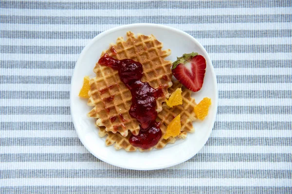 Colazione fresca e gustosa con waffle — Foto stock