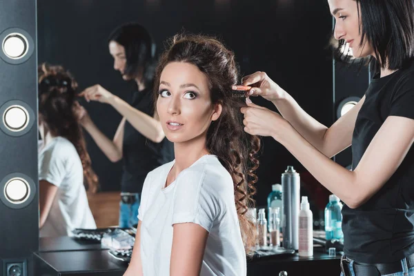 Hair dresser doing hairstyle — Stock Photo