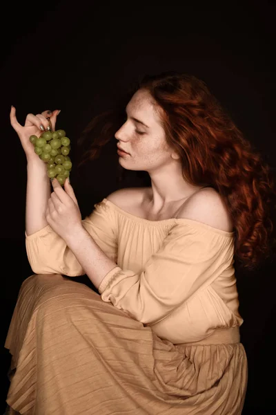 Rothaarige Frau posiert mit Trauben — Stockfoto