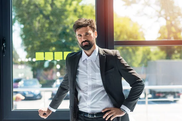 Uomo d'affari fiducioso in carica — Foto stock